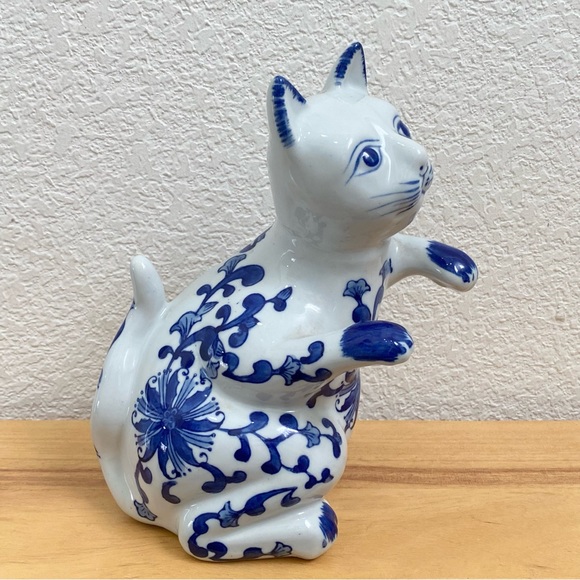 Vintage Blue & White Porcelain Cat Standing with Paws Out 8” Cat Figurine - Picture 3 of 11